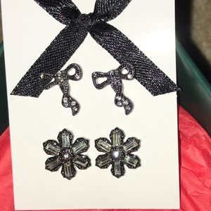 Stud earrings/ set of 2